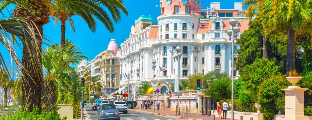 Promenade des Anglais langs stranden i Nice på den franske Riviera