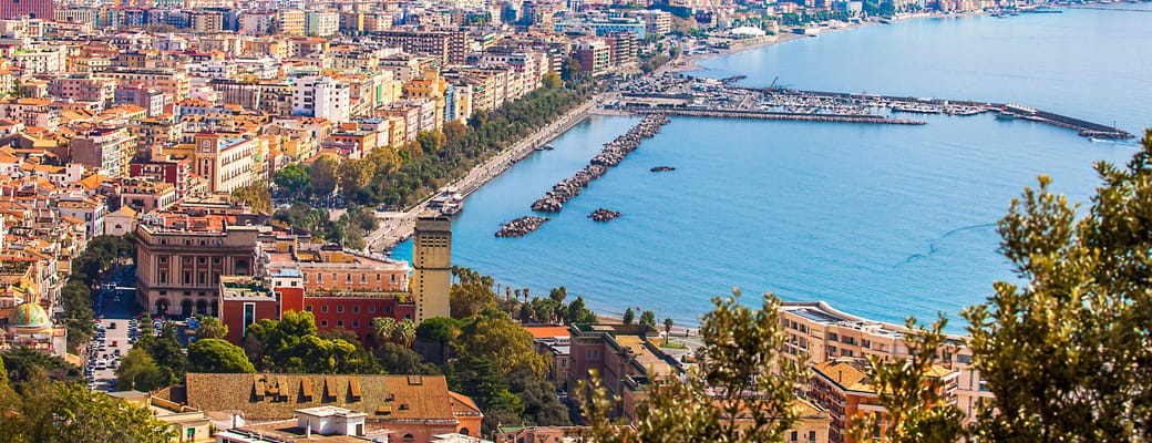 Udsigt over Salerno og Amalfikysten fra havnen, Syditalien