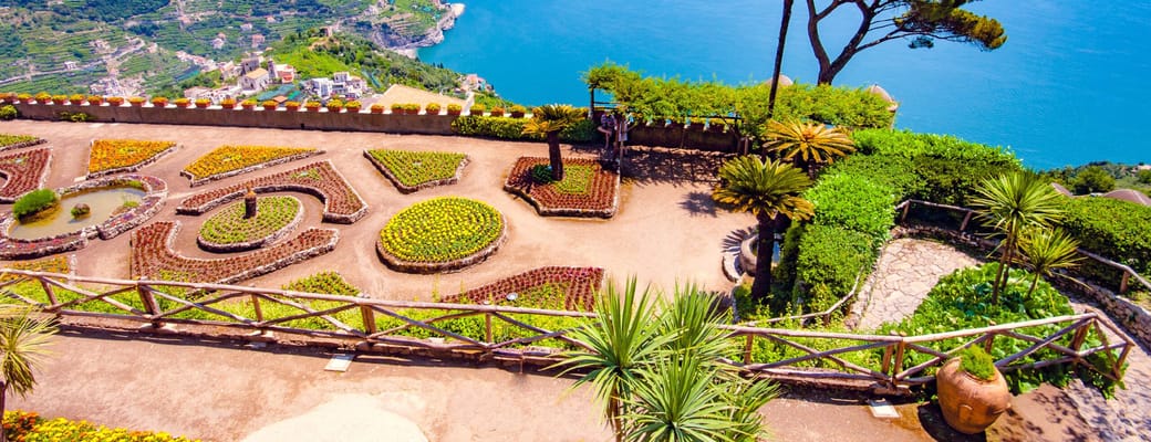 Udsigt over Sorrento og Amalfikysten i Syditalien &ndash; hero-billede