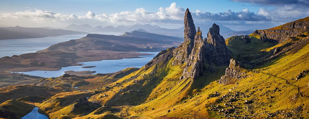 Old Man of Storr klippeformationer p&aring; Isle of Skye i Skotland med dramaturisk landskab