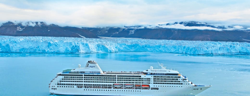Regent krydstogtskib sejler foran imponerende isgletsjer i turkisbl&aring;t vand i Alaska