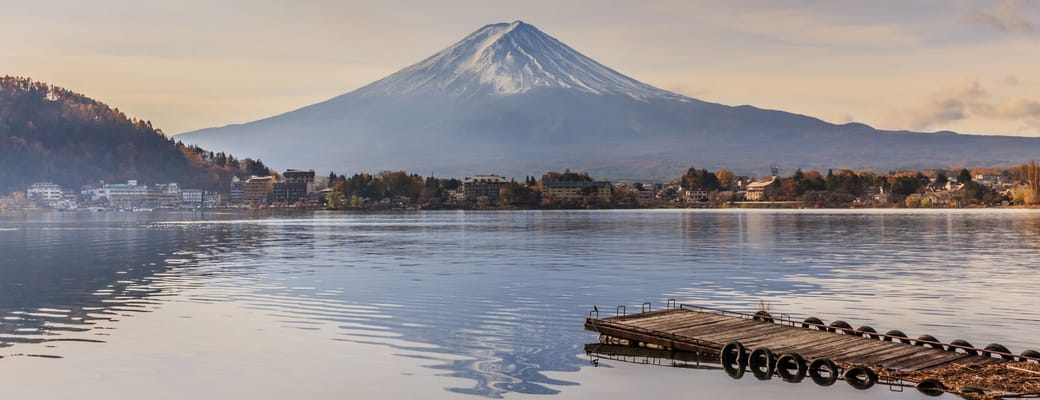 Mount Fuji bjerget spejler sig i Kawaguchi s&oslash;en med tr&aelig;bro i forgrunden, Japan
