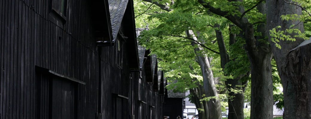 Traditionelle japanske tr&aelig;lager og bygninger i Sakata by med tr&aelig;all&eacute;er og historisk arkitektur