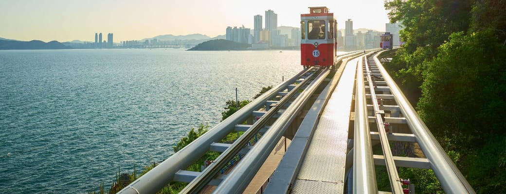 Busan Gamcheon Culture Village med farverige huse p&aring; bjergsiden og udsigt over havnen i Sydkorea