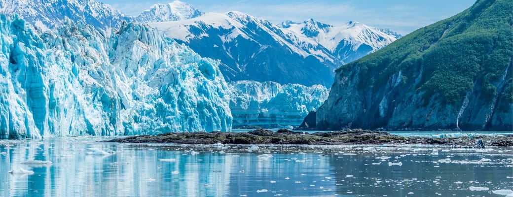 Hubbard-gletsjeren i Russell Fjord set fra vandet under et eksklusivt Alaska-krydstogt