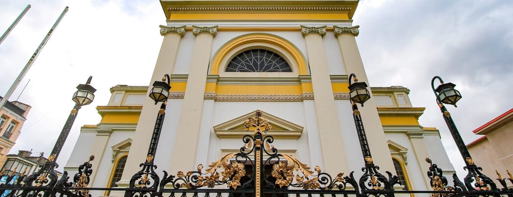 Katedralen i Punta Arenas set nedefra med udsmykket smedejernshegn og dramatisk himmel