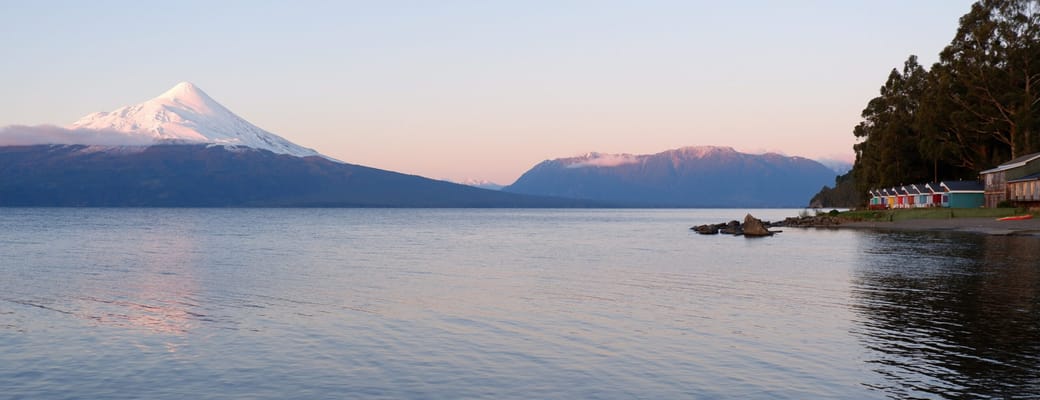 Solnedgang over Llanquihue-søen i Chile med den sneklædte vulkan Osorno i baggrunden