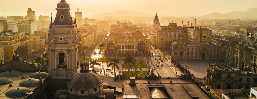Solnedgang over Plaza Mayor og det historiske centrum i Lima, Peru