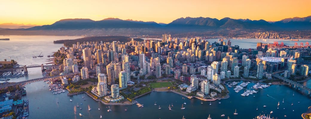 Luftfoto af Vancouvers skyline og havn ved solnedgang f&oslash;r afrejse p&aring; Alaska-krydstogt