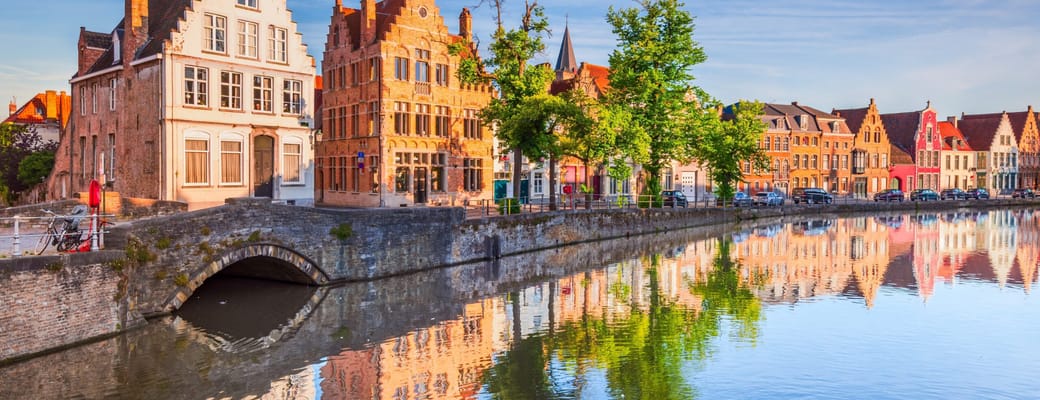 Brostensbelagte gader og historiske bygninger i Brugge, Belgien &ndash; anl&oslash;bshavn Zeebrugge