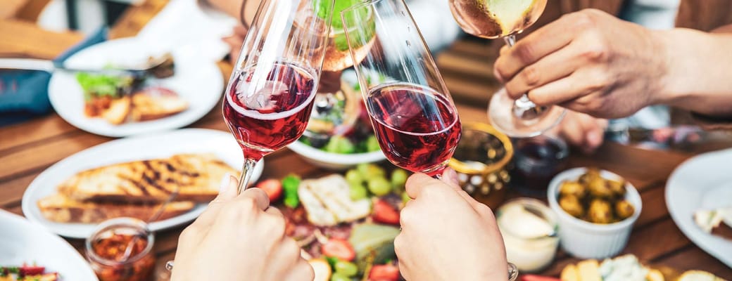 diverse skaaler med vin