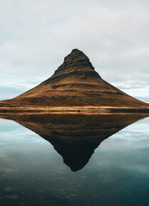 Island, Kirkjufjell, som spejles i s&oslash;en
