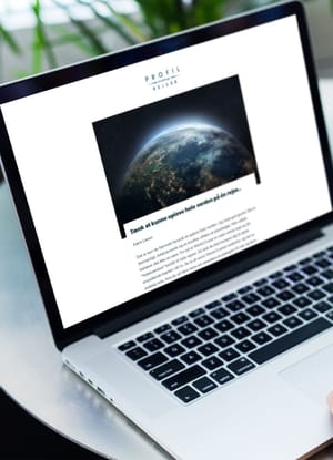 Billede af vores nyhedsbrev på laptop og smartphone