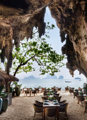 restaurant the grotto under klippe i thailand