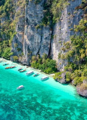 stranden monkey beach på phi phi øerne thailand