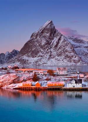 Norge landsbyen reine set fra kysten scaled