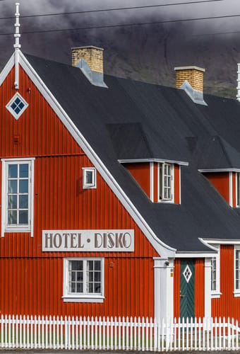 Gr&oslash;nland Hotel Disko Island Qeqertarsuaq, Godhavn, R&oslash;dt Hus, Bygd, Natur, Bjerge, Diskobugten