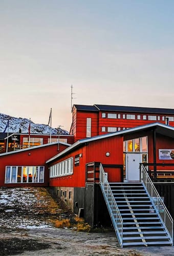 Gr&oslash;nland Hotel Sisimiut, Sisimiut, R&oslash;dt Hotel, Natur, Bjerg