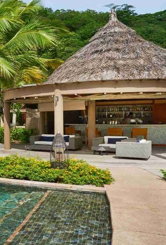 Swimming pool og pool bar