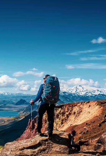 Island landmannalaugar vandretur mand staar bjerg udsigt over landskab på