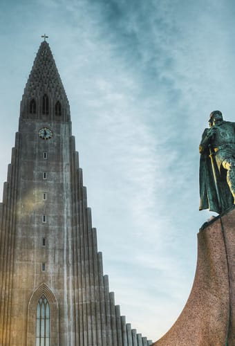 Hallgrimskiren i sol, Reykjavik i Island