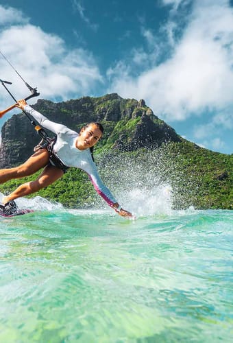 kvinde der kitesurfer på mauritius