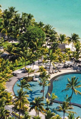 Rejser til Mauritius, Trou aux Biches Beachcomber Golf Resort & Spa, Poolområdet med vajende palmer