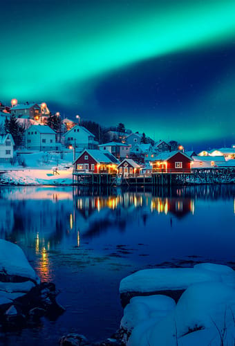 Nordlys over &oslash;erne Reinefjord ved Lofoten