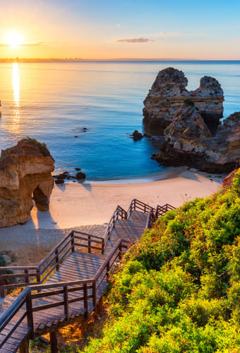 Algarve kysten på Portugal hvor der ses en strand med en trappe ned mellem klipperne
