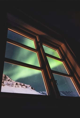 Svalbard longyearbyen aurora borealis set vindue nordlys gennem