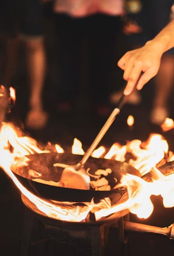 streetfood over &aring;ben ild i thailand