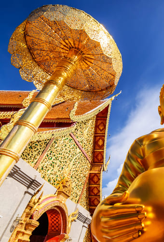 gylden buddha statue ved Warorot Market i Chiang Mai i thailand