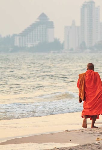 munk på stranden hua hin thailand