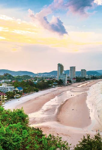 solnedgang over stranden ved hua hin thailand