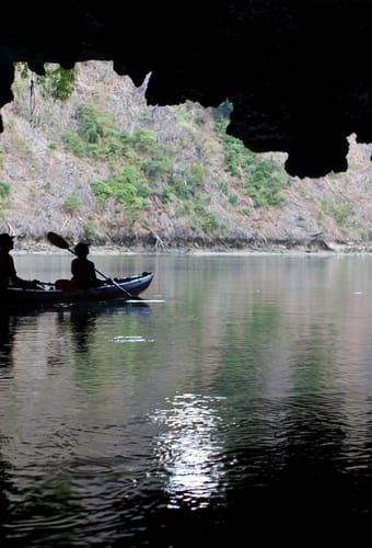 kajak med to personer sejler i grotte ved talabeng thailand