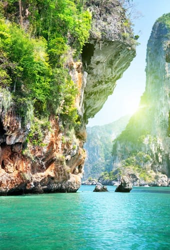smukke klippe&oslash;er og smaragdgr&oslash;nt vand ved krabi idet sydlige thailand