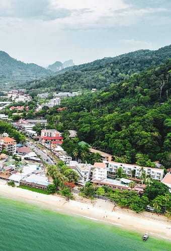 udsigt over krabi by og kyst thailand
