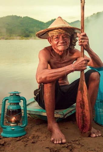 kom t&aelig;t p&aring; de lokale gammel fiskermand ved floden thailand