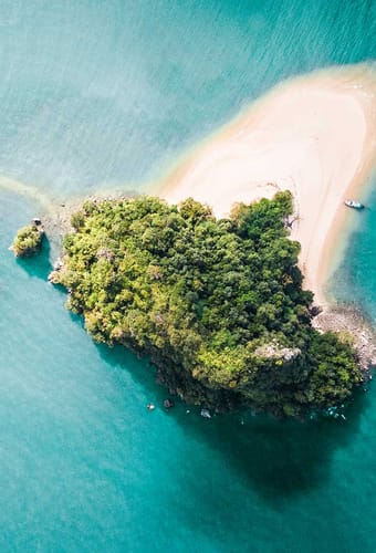 to sm&aring; frodige &oslash;er i thailand