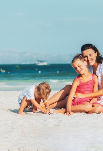 zanzibar familie sidder strand p&aring;