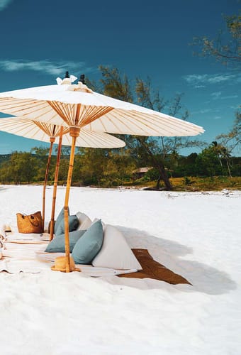 Cambodia, Koh Rong Strand, Parasoller P&aring; Stranden