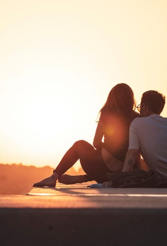 diverse par sidder kigger solnedgang khamkeo vilaysing uns på