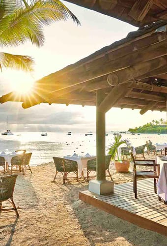 Rejser til Mauritius, The Ravenala Attitude, Aftenlys over O Beach Bar