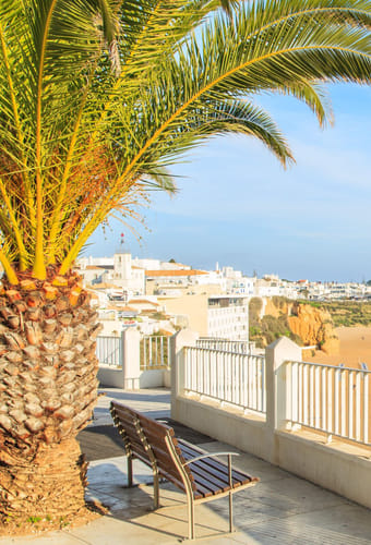 Udsigt over Algarve ved byen Albufeira