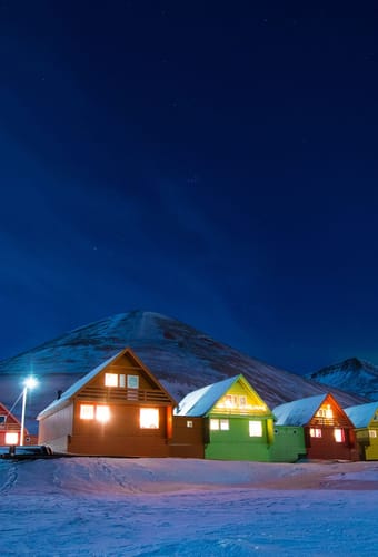 Svalbard longyearbyenraekke med natten scaled huse