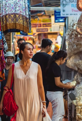 kvinde shopper på chatuchak markedet i bangkok thailand