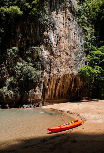 kajak p&aring; strand ved talabeng koh lanta thailand