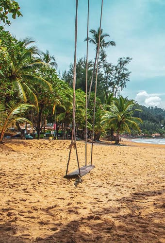 gynge på phang nga stranden i khao lak thailand