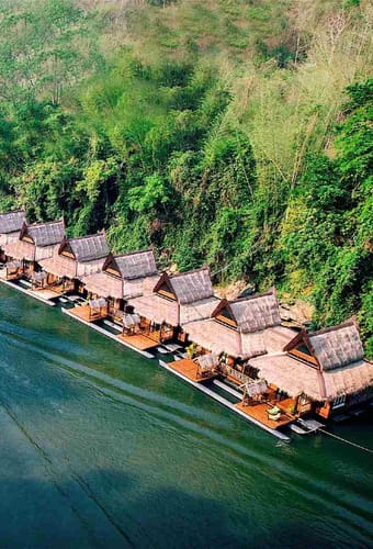 Udsigt over Floathouse resort i Kanchanaburi ved Kwai Noi floden 