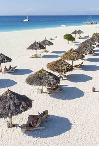 Gold Zanzibar strand med solsenge